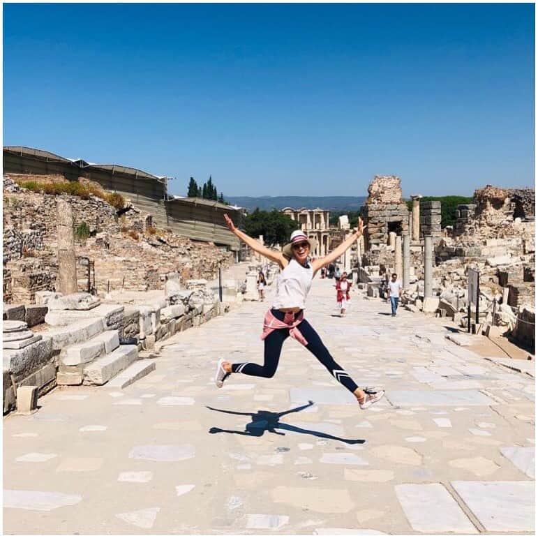 カロリナ・クルコヴァさんのインスタグラム写真 - (カロリナ・クルコヴァInstagram)「Our trip to Ephasis with my mom 😍 Have you ever been there? #KK #trip #ephasis #architecture」8月10日 3時20分 - karolinakurkova