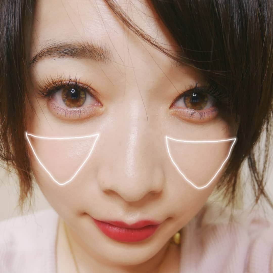 齊藤美沙貴さんのインスタグラム写真 - (齊藤美沙貴Instagram)「最近のお気に入りベースメイク🐻 ㅤㅤㅤㅤㅤㅤㅤㅤㅤㅤ 旅行から帰ってきてからは 冷房やら寝不足やらで肌荒れ気味だったけど 最近は収まってきたのでメイク写真 上げられるようになりました🐰♡ ニキビゼロ肌ふっかつ♡♡ ㅤㅤㅤㅤㅤㅤㅤㅤㅤㅤ ベースは韓国コスメのものがすきで、 クリオのヌーディズムはカバー力がない って口コミではよくかかれてるけど わたしにとってはほどよい感じが 好きで使ってます ◎  ハイライトが要らないほど ツヤ肌になります😳！ ㅤㅤㅤㅤㅤㅤㅤㅤㅤㅤ 肌の赤みの気になる部分には VT のコラーゲンパクトを ∇の部分に重ねてます  練り状のファンデーションだから 全顔してしまうと、のっぺり肌に なってしうので、部分的に使用。 毛穴のないつるんとした肌を 見せたい人にはおすすめできるカバー力の パクトだと思います😚 コラーゲンパクトもツヤ肌になるよ！ ㅤㅤㅤㅤㅤㅤㅤㅤㅤㅤ クッションファンデは他にもたくさん持ってるから 順番で紹介してみます🐹 ㅤㅤㅤㅤㅤㅤㅤㅤㅤㅤ ㅤㅤㅤㅤㅤㅤㅤㅤㅤㅤ #韓国コスメ#ファンデーション#クッションファンデ#クリオ#VT#ヌーディズム#コラーゲンパクト#CLIO#NUDISM#コスメ好きさんと繋がりたい#メイクすきさんと繋がりたい#コスメレビュー」8月9日 21時58分 - misya_kids