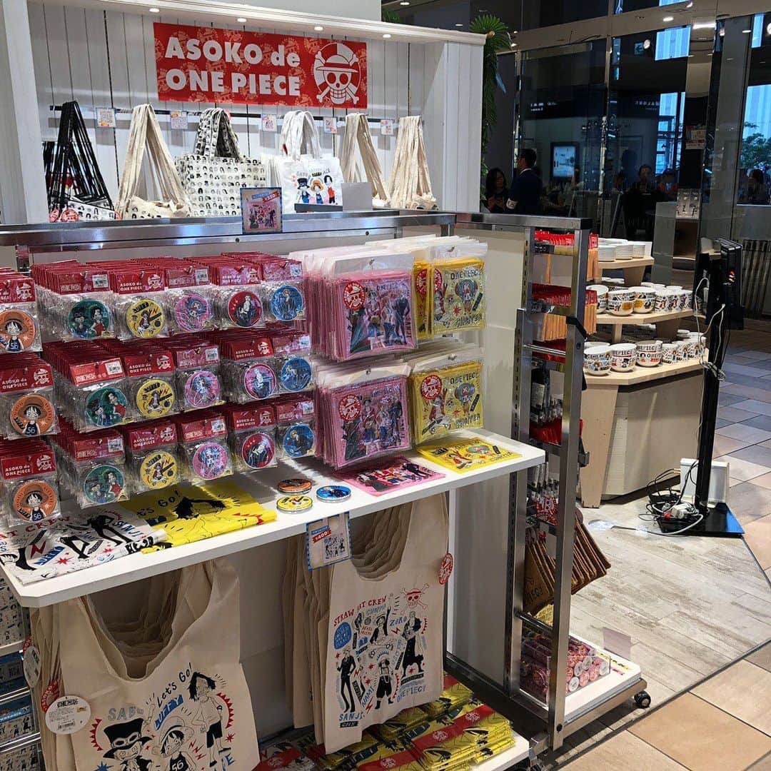 ASOKO ZAKKA STOREさんのインスタグラム写真 - (ASOKO ZAKKA STOREInstagram)「劇場版『ONE PIECE STAMPEDE』 本日より公開！！！ また、全国4カ所(札幌、福岡、高知、大阪)にて期間限定ポップアップショップがオープンしております🌈✨ もちろん全国のASOKO店舗でもお買い求めいただけます🙌  ぜひお盆休みは遊びにきてくださいね〜！！！ #ASOKO #onepiece #onepiecestampede #尾田栄一郎」8月9日 21時50分 - asokojpn