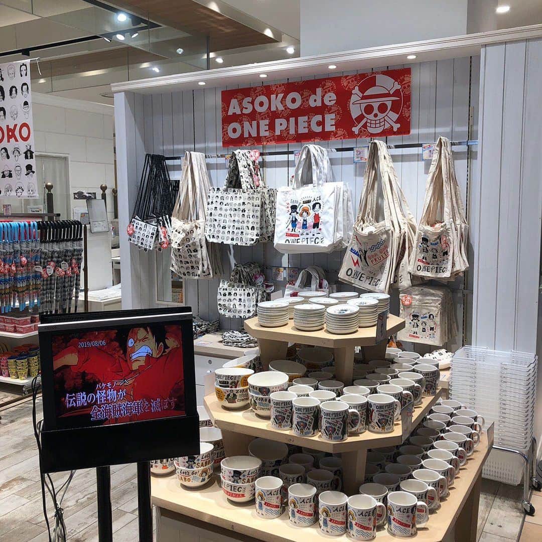 ASOKO ZAKKA STOREさんのインスタグラム写真 - (ASOKO ZAKKA STOREInstagram)「劇場版『ONE PIECE STAMPEDE』 本日より公開！！！ また、全国4カ所(札幌、福岡、高知、大阪)にて期間限定ポップアップショップがオープンしております🌈✨ もちろん全国のASOKO店舗でもお買い求めいただけます🙌  ぜひお盆休みは遊びにきてくださいね〜！！！ #ASOKO #onepiece #onepiecestampede #尾田栄一郎」8月9日 21時50分 - asokojpn