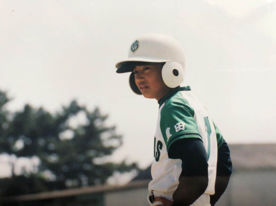 野久保直樹のインスタグラム：「＊ 連日、熱戦が行われている甲子園⚾️ 本日も球児たちの諦めない心、繋ぐ心、感謝の心、お互いをリスペクトする心など、沢山の心が甲子園球場に溢れていました😆 中でも、注目だったのは#中学軟式 #BIG4 と言われていた#仙台育英 一年生ピッチャーの笹倉君と伊藤君。 二人は同じ中学で#切磋琢磨 し 、高校も同じ仙台育英に進学。早くも二人が#甲子園 でベールを抜いだ。 一年生ながら140km台中盤のストレートとキレのいい#変化球 を武器に堂々のマウンドさばきを披露。 今日のピッチングを観て、先輩達と1日でも長く野球をしたいという心の声が現れていた気がします！ 恐れ多くも、僕も一年生春から背番号を頂き、ちょこちょこ試合に出させて頂いた経験がありますが、こんな堂々とは出来なかったな… 今年の甲子園でも#地方大会 でも一年生がかなり#躍動 しています！ また楽しみが増えました⚾️ 本日より、甲子園大会期間中に因んで、⚾️〜あの夏の記憶〜⚾️と題し、僕の野球時代を振り返ってみようと思う😆 ＊ ＊ ⚾️〜あの夏の記憶〜⚾️ ＊  第一回目の本日は、 小学6年生の夏の記憶をplay Back❗️ 当時、僕はエースで4番。 完全に#お山の大将 状態… 身長168cmの小学6年は、打てば外野の頭を軽々超える#ホームラン 、投げれば球が早すぎて、#デットボール を当てると、バッターがうずくまるか泣いていました😭 そんなエースの特徴。 ストライク入りません🤣🤣🤣 試合になりません😅😅😅 調子がいいとバットに当たりません😂😂😂 こんな極端な#選手 います？？ 1枚目の写真、オッサン 2枚目の写真、とにかくデカくね？ 3枚目の写真、凄まじくデカくね？ という感想を、見返したら一番初めに思いましたw そんな、デカくねオッサンの僕を支えてくれたのはいつも#チームメイトでした！#ストライク が入らないといつもこうやって#time を取ってくれ、#マウンド に集まってくれた。#野球は チームで勝つ#スポーツ ☆そんな#チームメイト に今はこの時より#感謝 している🙏 何より#練習 、#試合 の日は朝早くから#愛情 たっぷりのおにぎりを作ってくれた#母 、家に帰って来れば、小学生の癖に、コントロールが悪い為、一試合100球以上常に投げる息子の肩と肘を壊さないように#必死 でケアしてくれた#父 。 おかげで息子は大きく育ち、怪我なく野球が出来ました⚾️ 🙇ありがとう🙇  2019・8・9」