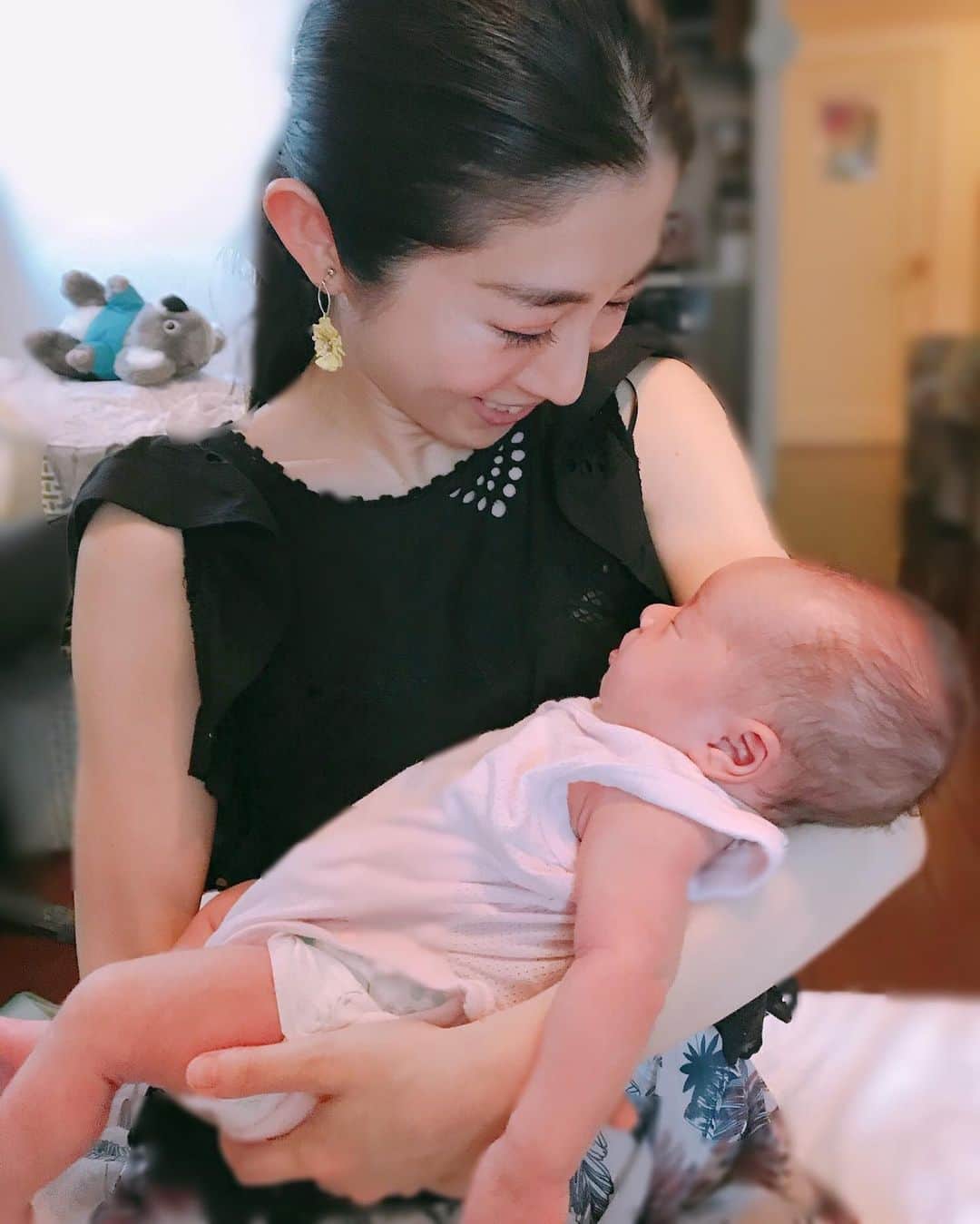 名越涼子さんのインスタグラム写真 - (名越涼子Instagram)「👶 ここ数年、出産ラッシュで抱っこがかなり上達。 すやすや安心しきって眠る姿にこころの中でガッツポーズ。  ふふふ。心地いいだろう。 ゆっくりお眠りなすって。  それにしても 最近のママは本当に美しい。 （と言っても昔をそれほど知らない🙄） 出産前と出産後でお腹の大きさ以外なんにも変わらない。 あれ？！いつの間に産んだ？！と驚いてしまうほど。  そして出産後の女性はとてつもなく美しい。 表情がどんどん柔らかく、優しくなってすっかりママの顔。  そんな変化は見ていてとても楽しい。  みゆさん @soundsmiyumiyu  おめでとうございます♡  一一一一一一一一一一一一 #おめでとうございます #おめでとう#ママ#まま #お母さん#ベビー#baby #babylife#出産 #ベビーラッシュ #ベビちゃん#可愛い #love#beautiful#beautifulmom #天使#天使に会いました#angel #女の子#girl#女の子ママ#kawaii」8月9日 21時54分 - nagoshi_ryo
