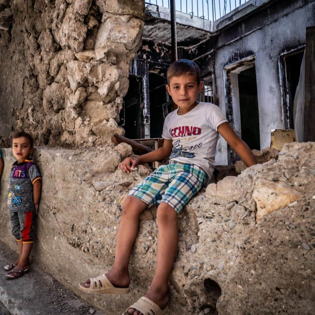 unicefさんのインスタグラム写真 - (unicefInstagram)「"I remember the sound of shelling and how we got out of our house," says Ahmad, outside his home in Mosul, Iraq. "I hope to become a pilot, so I can visit many countries." We’re helping reconstruct schools and hospitals in the war-ravaged city, to help children like Ahmad achieve their dreams. @unicef_iraq #ChildrenUnderAttack © UNICEF/UN0330648/Anmar」8月9日 21時55分 - unicef