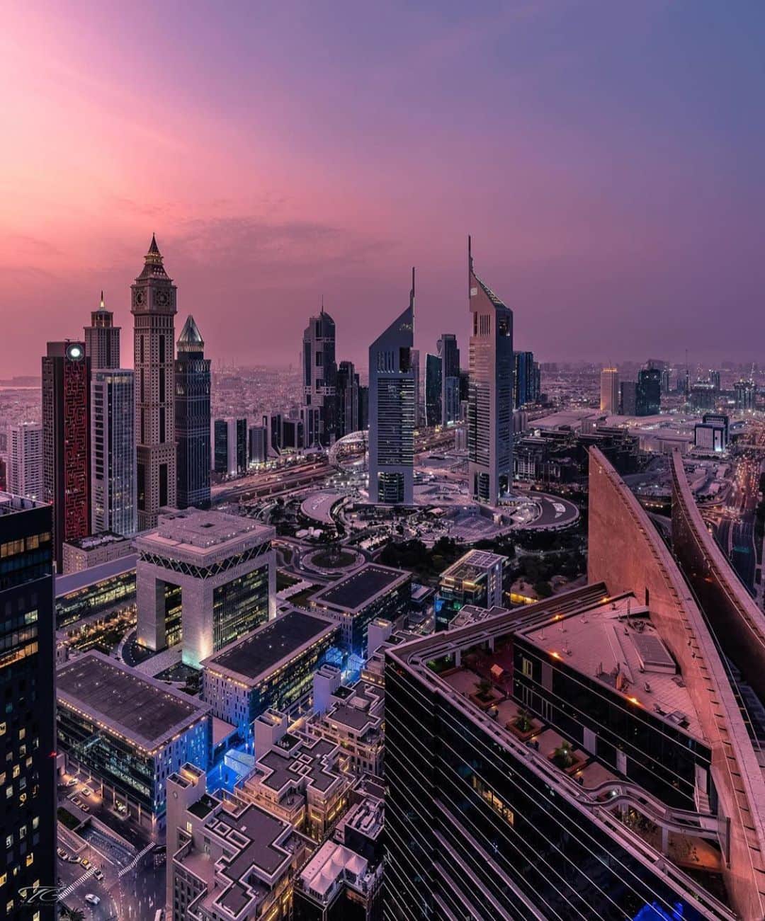 ドバイのインスタグラム：「Amazing view of Emirates Towers and Sheikh Zayed Road Skyscraper 📷:@tgfromdubai」