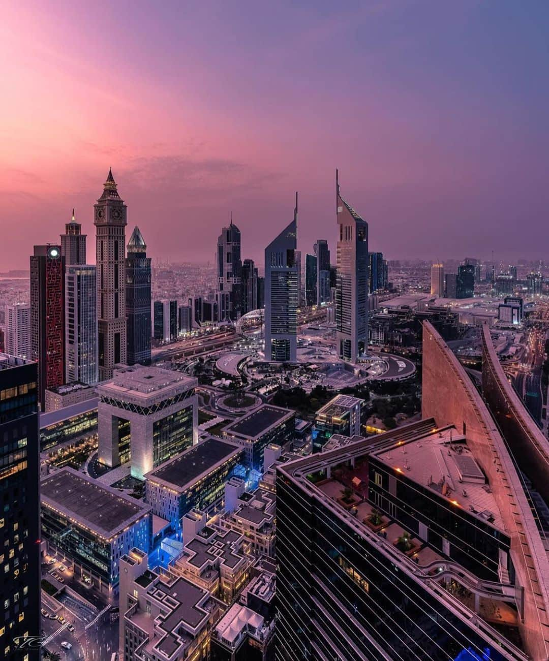 ドバイさんのインスタグラム写真 - (ドバイInstagram)「Amazing view of Emirates Towers and Sheikh Zayed Road Skyscraper 📷:@tgfromdubai」8月9日 21時56分 - dubai