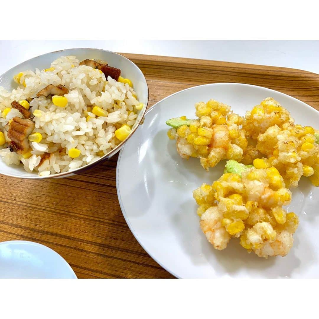 福田太郎さんのインスタグラム写真 - (福田太郎Instagram)「⠀ とうもろこし兄妹🌽発見！ イチモニ！食のチカラスペシャルは、 いま旬を迎えている北海道のとうもろこし☀️（大好物）  あま〜くて、みずみずしくて、 ほんっとうに、美味しかったです🔥 ⠀ ⠀ 江別市の農家保倉さんのお子さん はるきくんと、わかちゃん👦🏻👧🏻 朝早くから収穫をお手伝いしたあと、 一粒残さず、丁寧にとうきびを食べる笑顔！ 美味しさが伝わってくる、満点のかわいさでした😆  #TT兄弟 にハマっているそうです。 ２人曰く、とうもろこしのTらしいです。笑笑  #北海道 #とうもろこし #とうきび 収穫体験させて頂きました！#🌽 #恵味ゴールド  #イチモニ #食のチカラ スペシャルは 朝9時50分からです！絶品料理もご紹介〜とその前に！ #サントリー #ジムビームサマーフェス 会場から生中継！ #ジムビームハイボール は #ザンギ との相性抜群🍻」8月9日 21時56分 - htb_tarofukuda