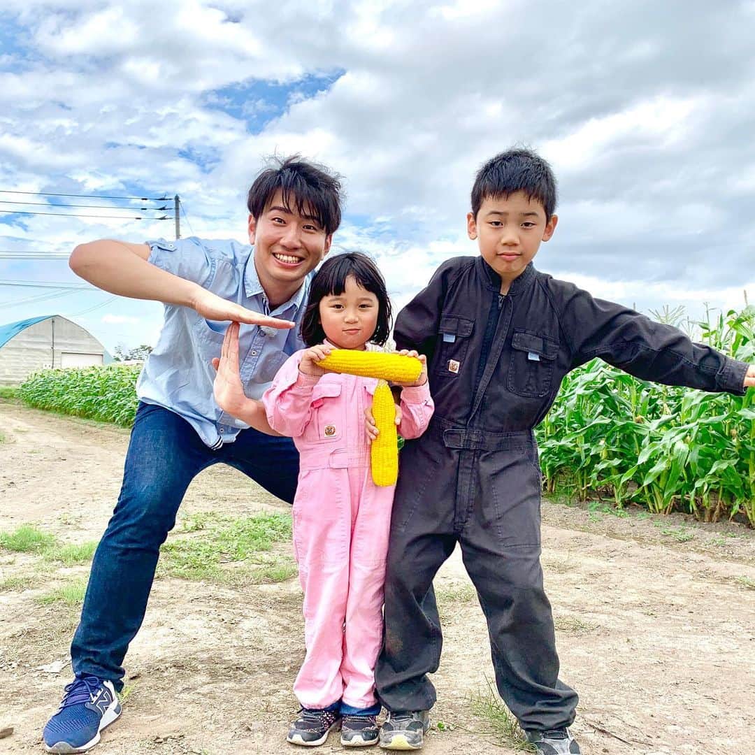 福田太郎のインスタグラム：「⠀ とうもろこし兄妹🌽発見！ イチモニ！食のチカラスペシャルは、 いま旬を迎えている北海道のとうもろこし☀️（大好物）  あま〜くて、みずみずしくて、 ほんっとうに、美味しかったです🔥 ⠀ ⠀ 江別市の農家保倉さんのお子さん はるきくんと、わかちゃん👦🏻👧🏻 朝早くから収穫をお手伝いしたあと、 一粒残さず、丁寧にとうきびを食べる笑顔！ 美味しさが伝わってくる、満点のかわいさでした😆  #TT兄弟 にハマっているそうです。 ２人曰く、とうもろこしのTらしいです。笑笑  #北海道 #とうもろこし #とうきび 収穫体験させて頂きました！#🌽 #恵味ゴールド  #イチモニ #食のチカラ スペシャルは 朝9時50分からです！絶品料理もご紹介〜とその前に！ #サントリー #ジムビームサマーフェス 会場から生中継！ #ジムビームハイボール は #ザンギ との相性抜群🍻」