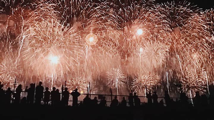 高橋菜摘のインスタグラム：「H A N A B I 🎆 日本三大花火のひとつ。 長岡花火大会へ行ってきました♪ . おっとくんの出身地、新潟🌾 6.7年前くらいかな @isao_seki が私と美波とユミを 長岡のキャンプ場へ連れてってくれて その日はたまたま長岡の花火大会でした。 その時の思い出が楽しすぎて もちろんまだ結婚もしてなくて 子供も居なかったから 超場面行動で海に入ったり テニスをしたり BBQをしたり 川に飛び込んだり釣りをしたり 急に花火大会へ行ったり とにかく楽しかった。 . 今回そんな思い出深い新潟旅行に それぞれが家族になってまた来れた。 その思い出と色んな想いが 長岡の職人さんが作る花火「フェニックス」と 平原綾香さんのjupiterの曲と合わさり 初めて観たとき以上の感動だった。 興奮と感動でうるうるしたなーーー❤︎ いつかまた何十年と経って子供が大きくなって また3家族で(もしかしたら孫も？笑) 来れたら多分もう幸せすぎて 花火として夜空に打たれても 何も文句無いと思います。 ありがとう、新潟、ありがとう長岡。 #長岡花火大会2019 . いくら携帯が進化しようがここの花火だけは 絶対に携帯に収まらないサイズ感🤣 広角レンズでも無理🙅‍♀️ ちゃんちゃん♪ 明日は地元、茅ヶ崎の花火大会だよ❤︎」