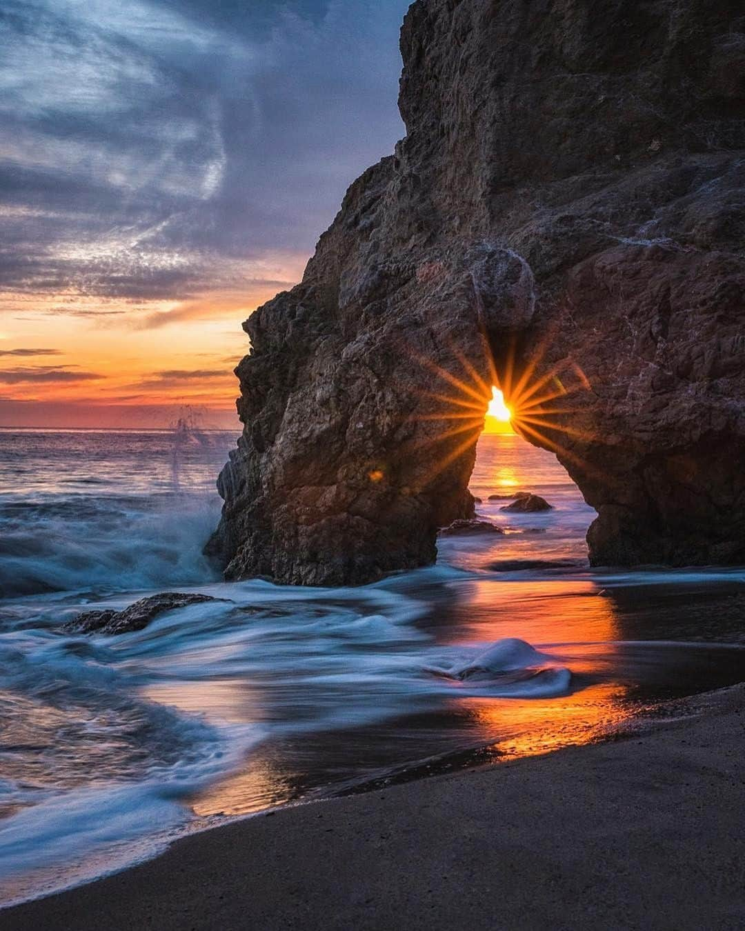 Visit The USAさんのインスタグラム写真 - (Visit The USAInstagram)「”It’s always worth a sunset drive up to Malibu 💜✨” Take us with you! This spot is the perfect place to end a warm summer day. 📷: @gabriella_viola #VisitTheUSA」8月9日 22時00分 - visittheusa