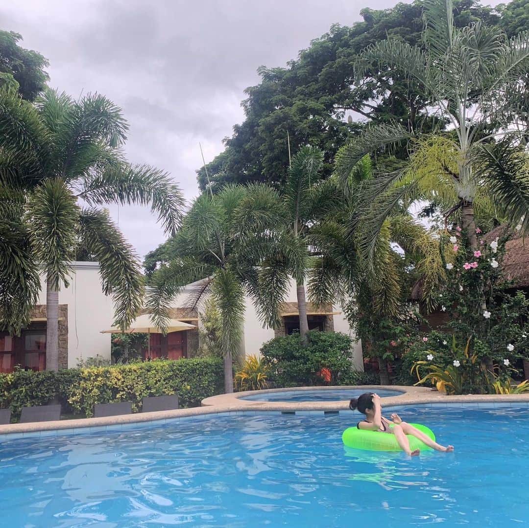 佐藤里緒菜さんのインスタグラム写真 - (佐藤里緒菜Instagram)「_ 昨日までの4日間夏休みいただき、 フィリピンのパラワン島に行ってきました🎐 ここはホテルのプール。 空港から近くてスタッフさんがみんなかわいかった👫 #riona__trip #philippines #palawan」8月9日 22時00分 - riona__