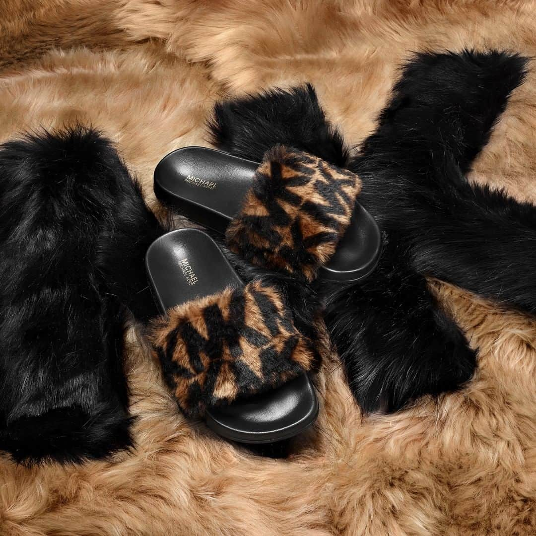 マイケルコースさんのインスタグラム写真 - (マイケルコースInstagram)「A treat for your feet: shop these furry slides before anyone else today on Instagram! (U.S. only) #InstaKors #MichaelKors」8月9日 22時00分 - michaelkors