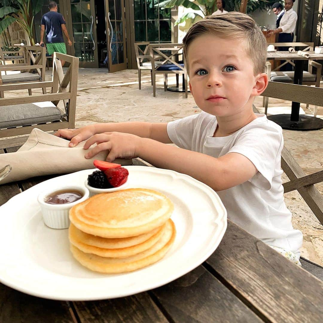 Helena Glazer Hodneさんのインスタグラム写真 - (Helena Glazer HodneInstagram)「“Wait. What do you mean we’re sharing these?!”🥺😳 @rosewoodbahamar #RWfamilyTime #RosewoodBahamar」8月9日 22時01分 - brooklynblonde1