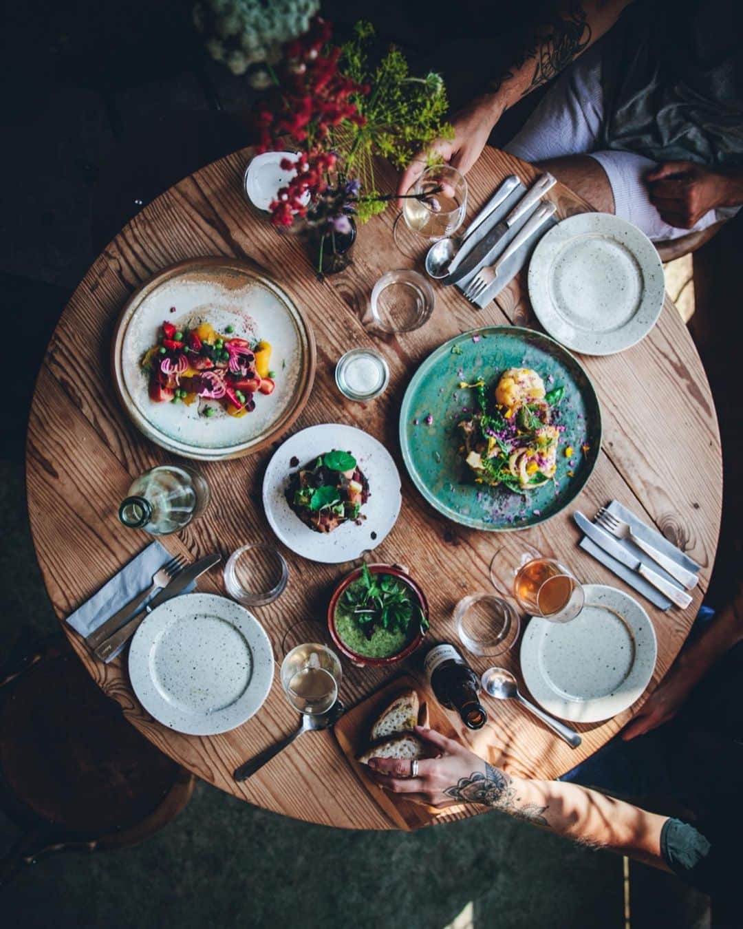 Linda Lomelinoのインスタグラム：「In paid collaboration with @malmotown - I’m SO happy to be able to share my Malmö guide on the blog with you guys! I so loved my stay in Malmö, and I’m glad I got to explore parts of it that I’ve never seen before. All in all there are so many awesome restaurants, cafés, flowers shops and other must-visit spots. It’s also dog friendly ♥️🐶 and super easy to find the most amazing vegan food, like pictured here at one of my favorite places @mineralmalmo. Hop on over to the blog to read the whole post and for lots of photos of delicious food and flowers 🙌🏼 Link in my profile.  #makeitmalmö」