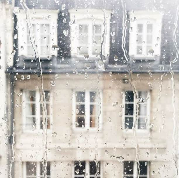 My Little Parisさんのインスタグラム写真 - (My Little ParisInstagram)「Douche parisienne. 🇬🇧: “It’s Paris. You don’t come here for the weather.” - Adrian Leeds (📸 Crédits : unknown)」8月9日 22時04分 - mylittleparis