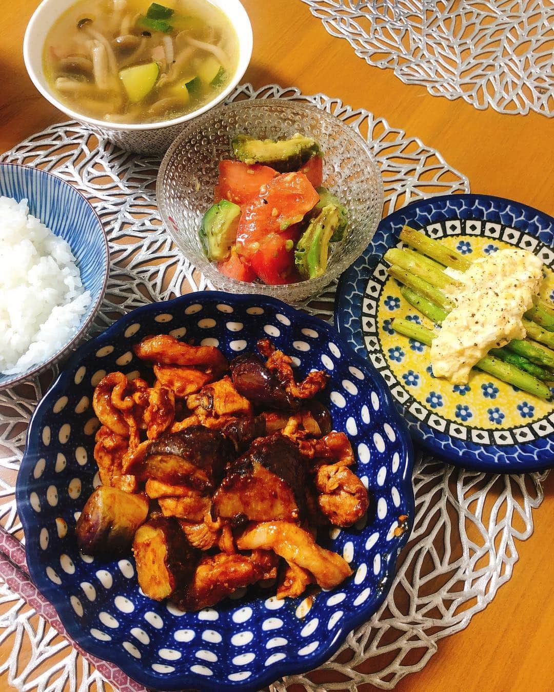 のインスタグラム：「今日の#あべゆきごはん  カレーが食べたいんだけど、カレーじゃないものが食べたくって、メインは豚となすのカレー炒め。 カレー味は、なんでもおいしい。🥰 * * ✔︎豚とナスのカレー炒め ✔︎焼きアスパラのたまごソース ✔︎トマトとアボカドのマリネ ✔︎ズッキーニのコンソメスープ  #あべゆきごはん #週末ごはん #おうちごはん」