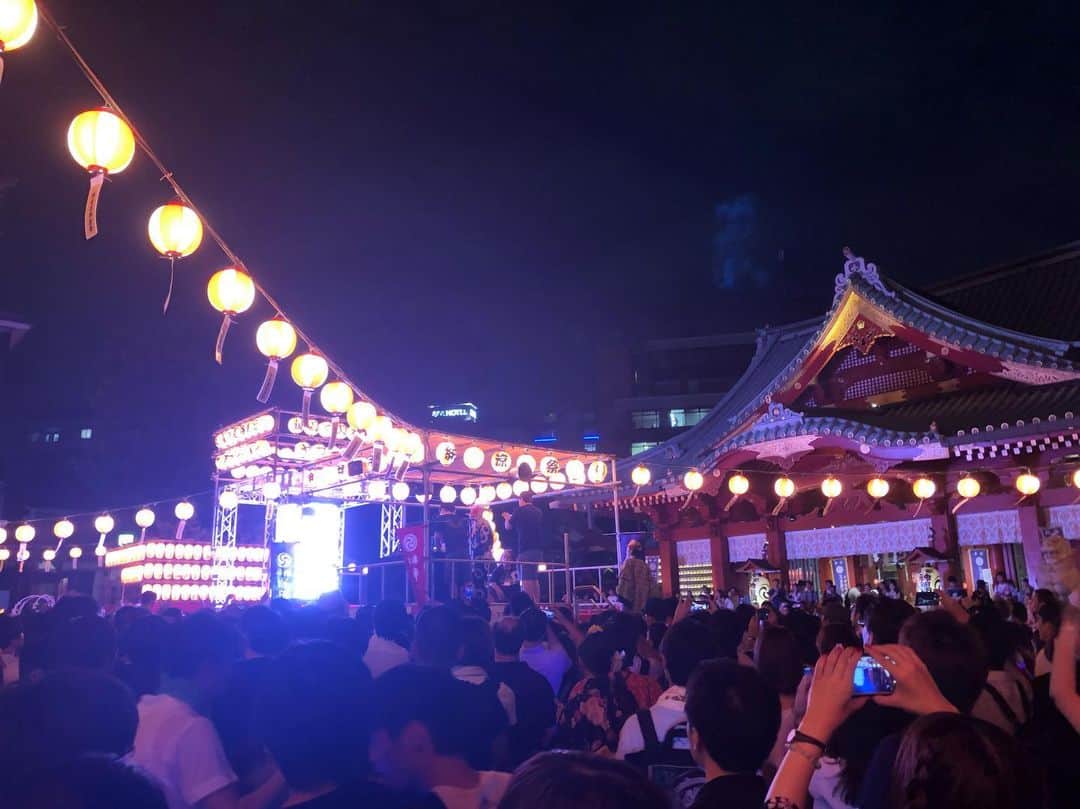 のインスタグラム：「神田明神のお祭り  程よい規模のお祭り。と思ったらDJ KOO が参戦して盆踊り😎 @yuyukiki8  #神田明神 #神田明神納涼祭り #お祭り」