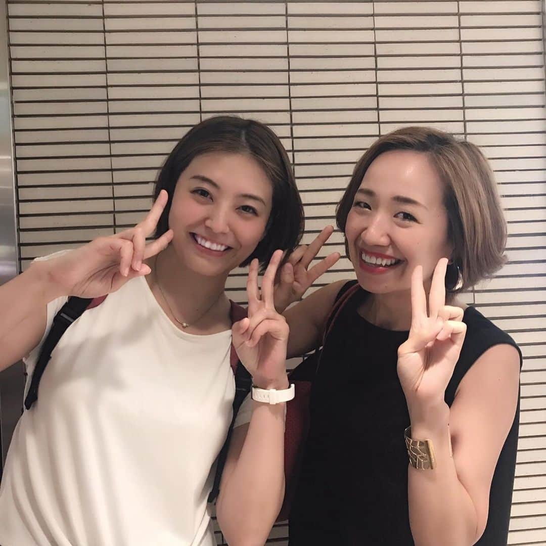 貴千碧さんのインスタグラム写真 - (貴千碧Instagram)「日々過ぎていく日常。 沢山の刺激と潤い、癒し、気合い、優しさと愛を与えて下さる方々との大切な時間。 いつも沢山の方が私に笑顔と幸せを下さいます。 私にとってパワースポットは場所でもあり人でもある。 六月末からなかなかハードなスケジュールでしたが一先ず本日、お世話になっている方々との月組オンザタウン観劇でエンジンフル回転の日々に幕を閉じました✨  #ただいま#大阪 #貴千碧#仕事 と#夏休み そして合間の#癒し #宇月颯 さん#としし 先日私との写真をInstagramにあげて下さっていた❤️素敵なタグ付けと共に😢 まだまだひよっこの予科時代。 私はとししから頂いた予科服たちを永遠に着回していた。そしてとししたち本科生の方の卒業文化祭。 舞台中央で黄色のレオタードを着て眩しすぎるオーラと格好良さでお客様と我々予科生を魅了していた当時の宇月颯様。 その姿を拝見して貴千心に誓う。 「私も来年黄色いレオタードを着る‼️‼️‼️」 私の黄色好きのきっかけは貴方様ですよ💕とししっ🤣」8月9日 22時15分 - ao_takachi