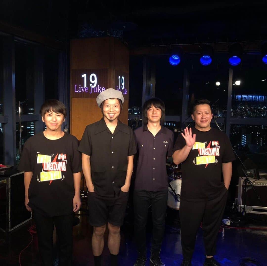 上中丈弥のインスタグラム：「唄モノステーション広島🎤めっちゃ良かったと思います。皆さま、ありがとう😊  新幹線で先にビューさせて頂く事になりまして、一本前の自由席に飛び乗ったら広島福岡間でまさかの満席。お盆のド盆かね？？ 列車の繋ぎ目でユーチューブ見てます さっきまでヒューヒュー言われてたのになぁ（笑）  明日も歌うぞ🥴 唄モノステーションほんと良い🥴  #イナ戦 #イナズマ戦隊 #唄モノステーション2019」