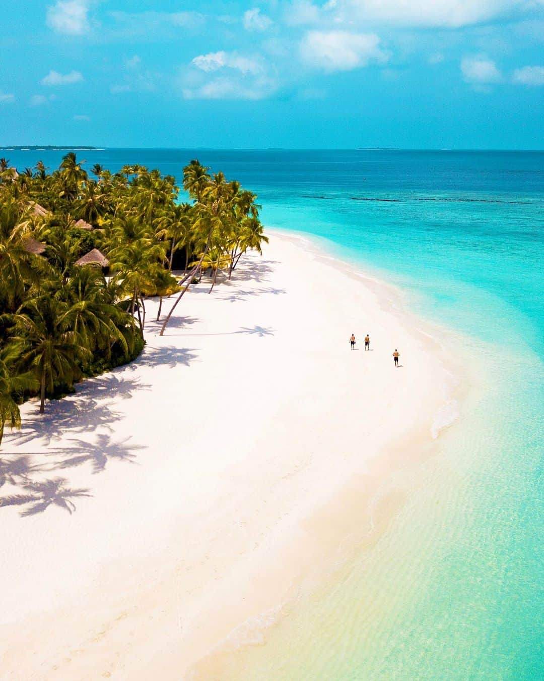 Velaa Private Islandさんのインスタグラム写真 - (Velaa Private IslandInstagram)「Work tip: Stand up. Stretch. Take a walk. Go to the airport. Get on a plane. Fly to #VelaaPrivateIsland. Never return. #VelaaMoments  Photo by: @jakecburgess」8月9日 22時11分 - velaaprivateisland