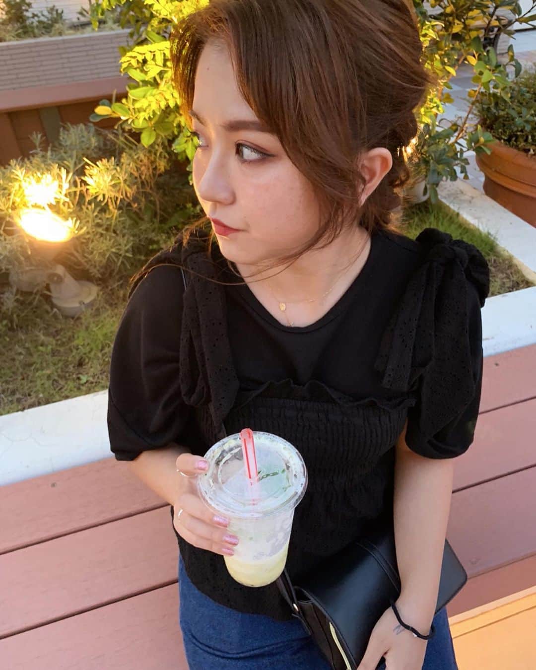 のインスタグラム：「久々にアウトレットへ❤️ ㅤㅤㅤㅤㅤㅤㅤㅤㅤㅤㅤ 毎回買う大好物フルーツジュース🍍🌼 今回はキウイ×パインの大好物な組み合わせジュースにした🍹 ㅤㅤㅤㅤㅤㅤㅤㅤㅤㅤㅤㅤㅤ 彼に撮ってもらった写真の7割が目瞑ってる😇 ㅤㅤㅤㅤㅤㅤㅤㅤㅤㅤㅤㅤㅤ @libecka_ のインスタもできたのでよかったらフォローしてください🌼🌈 #instagram #japan  #メイク  #YouTube  #cosmetics #love #me #makeup  #fashion #メイク #コスメ  #hair #newhair #makeup #海外コスメ #libeckabyshii #Libecka #オリジナルブランド #ootd #pierce #accessory #コットンレーストップス #コットンレース」