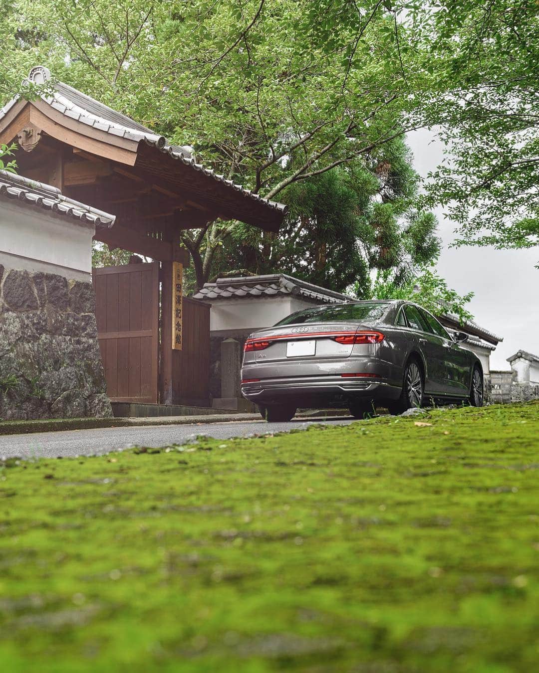 のインスタグラム：「Audi独自の4WDシステム quattroが揺るぎない確かな足取りを、そしてダイナミックオールホイールステアリングが、軽やかな身のこなしを叶える。  武家屋敷と白壁の中を悠然とした足取りで進むAudi A8の姿は、かつてここに住まった人々の姿を思い起こさせます。  #AudiA8 #Audi #A8 #アウディA8 #Audijapan #アウディ #carwithoutlimits #carsofinstagram #Audiworld #Audigramm #carporn #audigenic」