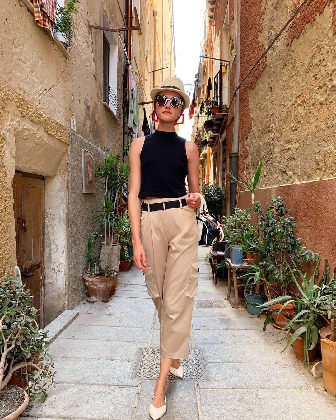 ヴラダ・ロスリャコヴァのインスタグラム：「One women show on hidden Cagliari street.」