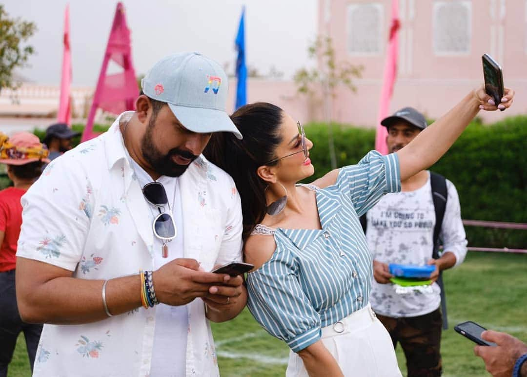 サニー・レオーネさんのインスタグラム写真 - (サニー・レオーネInstagram)「The daily session of trying to annoy @rannvijaysingha! LOL.. he doesn’t seem to be bothered 😂  #SunnyLeone」8月9日 22時24分 - sunnyleone