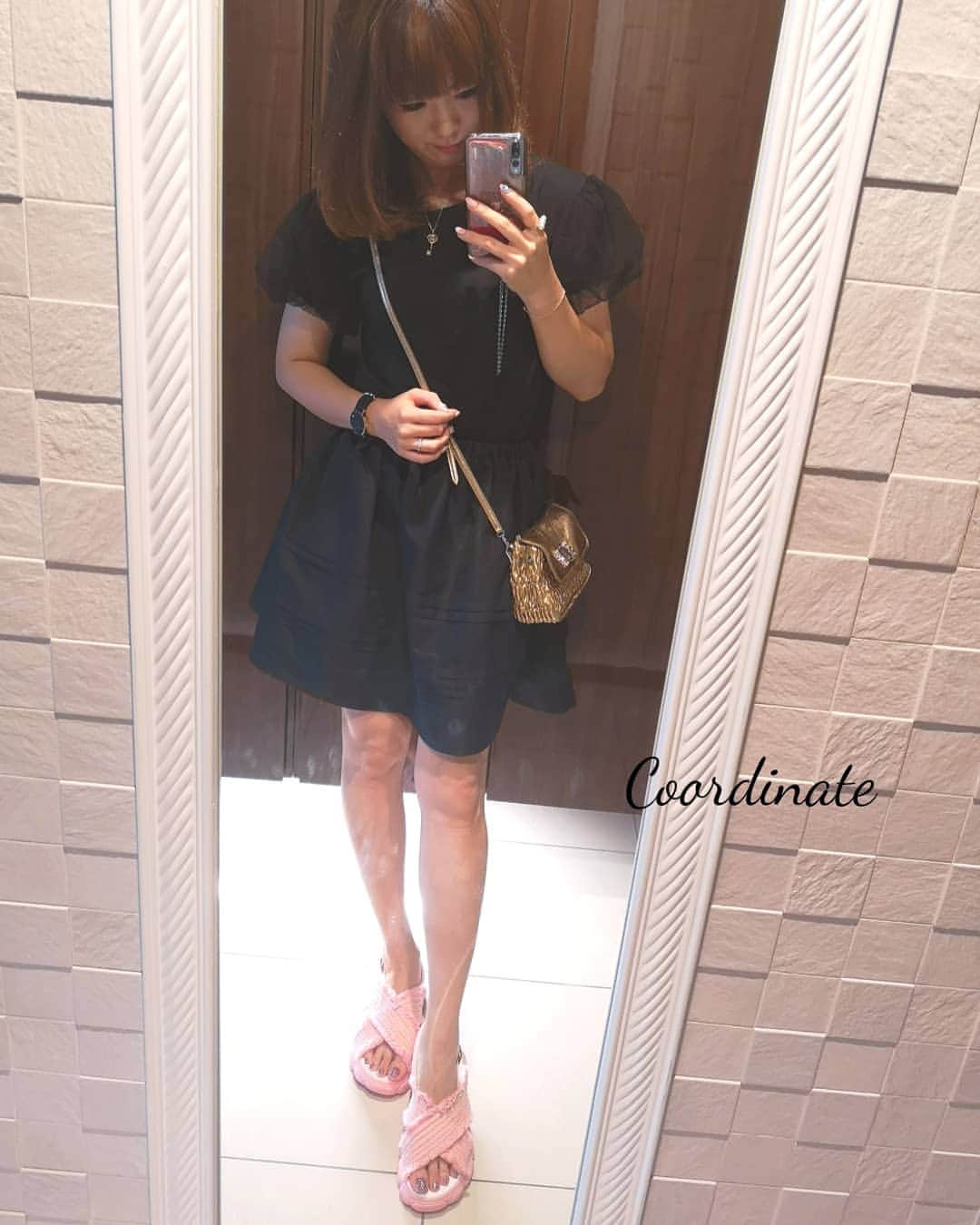 のインスタグラム：「トップス　@joint_space  スカパン　@trefleplus  バッグ @miumiu  サンダル　@creawebshop」