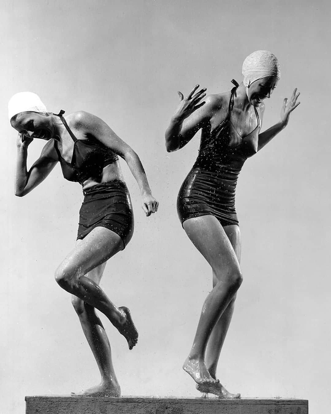 lifeさんのインスタグラム写真 - (lifeInstagram)「Two models wearing bathing suits and caps in an unpublished studio shot by the great LIFE photographer Gjon Mili. #fashionfriday #GjonMili #VintageFashion」8月9日 22時17分 - life