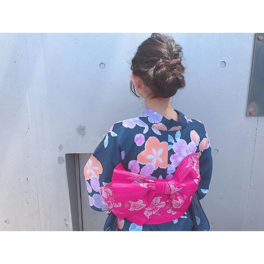 馬場彩華さんのインスタグラム写真 - (馬場彩華Instagram)「👘💙💕 . 握手会ありがとうございました⸜❤︎⸝‍ 浴衣は紺色だったよ！初めての色💙似合ってたかな？？ . 髪の毛は後ろでお団子にしてもらいました⸜❤︎⸝‍⸜❤︎⸝‍ . 明後日も浴衣です！！ . なんの髪型にしよっかなーー！ . #握手会 #浴衣 #浴衣祭り #お団子ヘア」8月9日 22時19分 - s2yklo