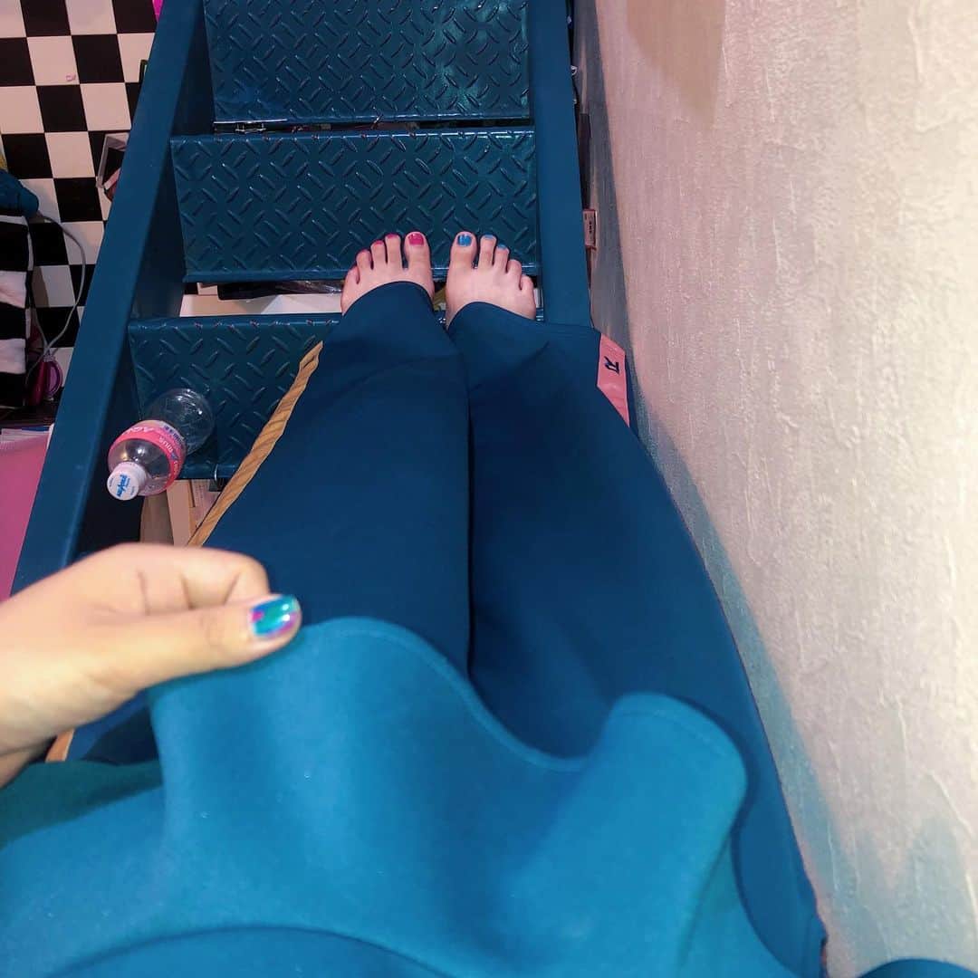 相羽瑠奈さんのインスタグラム写真 - (相羽瑠奈Instagram)「この絶妙なブルーがほんとすき🌊👤🦕 ﻿ （家の階段と同じ色🤣）﻿ ﻿ @rrr_tokyo キャミソールとラインパンツのセットアップを合わせたよ 〰️ ❕セットアップは楽ちんなのにかわいくまとまるからイイネ。だいすき ♡ ブルーのラインパンツは右足がピンクのライン、左足がイエロー、後ろのポケットはグレーになってます👽﻿ ﻿ このブルー好きすぎて、次に出すアイテムにもこの生地を使っちゃいました… 🤫 このパンツの合わせると超絶可愛いです。お楽しみに 🌊🌊🌊﻿ ﻿ inner @otoelogy / camisole , pants @rrr_tokyo / watch @babyg_jp #runasfashion #ootd」8月9日 22時20分 - rone.runa