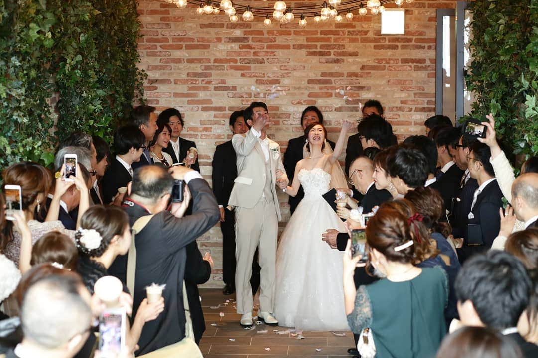 The 33 Sense of Weddingさんのインスタグラム写真 - (The 33 Sense of WeddingInstagram)「HappyWedding💍 . . フラワーシャワー . 花の香りで周りを清め、 幸せを妬む悪魔や災難から ふたりを守り、 幸せを願うという 意味が込められています🤣❤ . . #ブライダルフェア#ブライダルフェアレポ #33花嫁 #33ショット #ウェディングプランナー #The33Wedding#ウエディングレポ#おしゃれ  #the33senseofwedding #梅田#北新地#西梅田 #結婚式 #ナチュラル  #大阪 #プロポーズ#式場迷子  #プレ花嫁 #式場見学#花嫁 #プロポーズ #marry花嫁  #dearswedding #wedding #ウエディング#大阪花嫁  #ウェディング #love #follow #結婚式準備 #日本中のプレ花嫁さんと繋がりたい」8月9日 22時22分 - the_33_sense_of_wedding