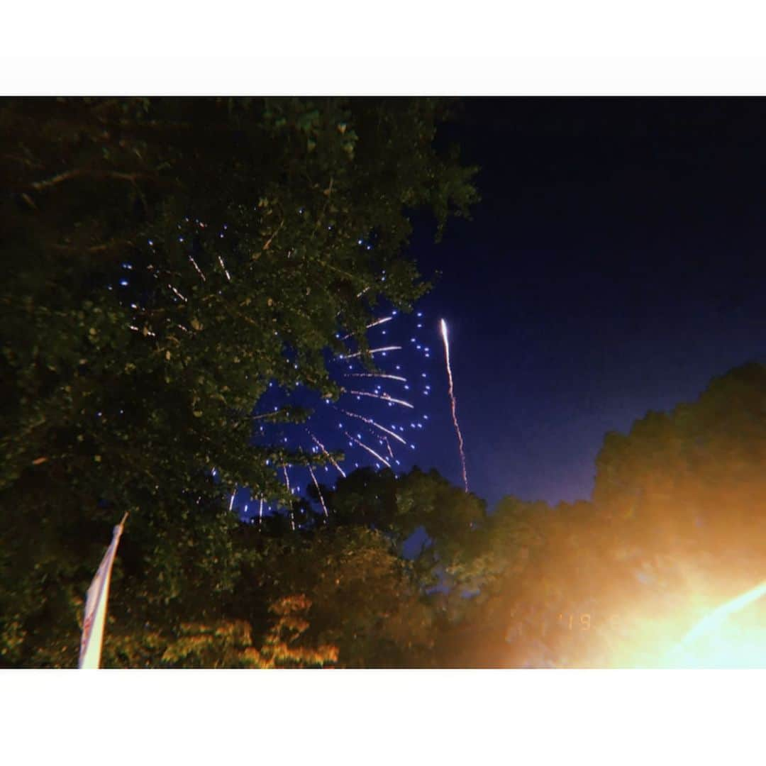 渡邊菜々さんのインスタグラム写真 - (渡邊菜々Instagram)「・ 令和の花火大会🎇 筑後川花火大会の写真はこれで最後！！ ほんとに綺麗だったああっていう余韻でした︎☺︎︎☺︎ 2枚目からエモいと思う写真乗せておきます😂😂笑笑 ・ #筑後川花火大会#水天宮#花火 #日本#神社#浴衣#令和#りんご飴 #花火大会の帰りに食べるアイスは格別に美味しい #渡邊菜々#わたなな#🌻」8月9日 22時23分 - watanana1225