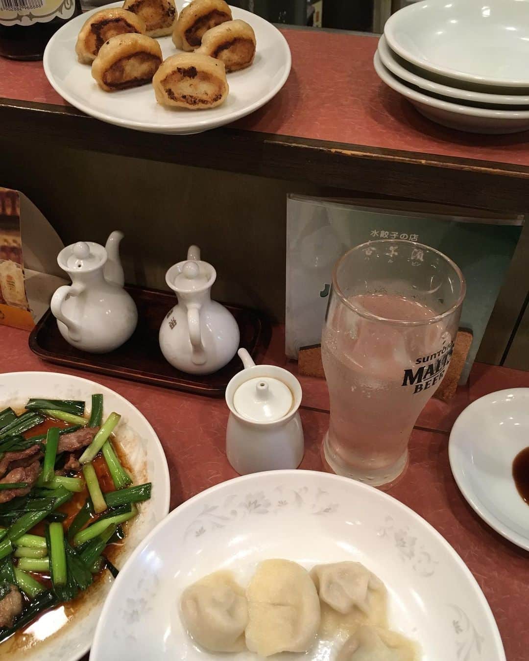 佐伯日菜子さんのインスタグラム写真 - (佐伯日菜子Instagram)「#葬式の名人  #撮影中 #大島葉子 さん と行った #餃子 のお店 信じられないくらい #美味しかった  #また食べたい #今お腹空いてる  写真には写ってないけどお通しで出た乾燥させた豆腐の麺？がすごい美味しかった！ 去年の今頃、とっても#しあわせ だった頃のお話。 #では今は？ #茨木 #佐伯日菜子」8月9日 22時27分 - hinakosaeki