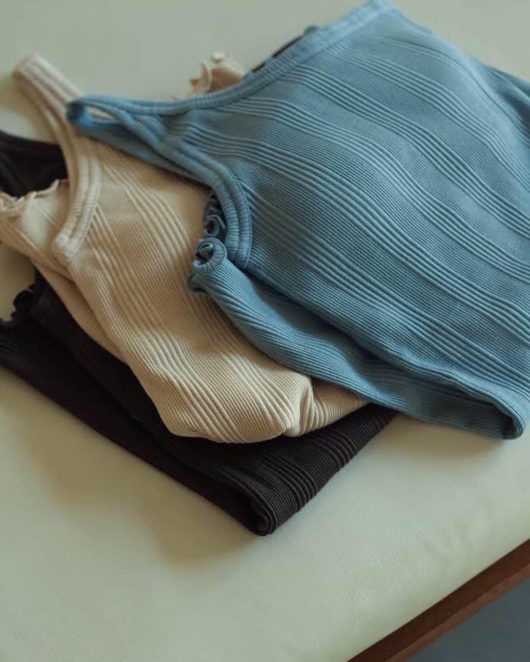 のインスタグラム：「'new colors' EMILY WEEK Organic Cotton RandomRibs series - Organic Cotton ランダムリブシリーズに新色登場。 夏から秋にかけて活躍するダークブラウン、ヘーゼルナッツ、シャドウブルーの3カラー。  デザインはタンクトップ、ワンショルダー、プルオーバーの3型を展開。  タンクトップ、ワンショルダーは1枚で着用可能なブラパッド付き。S、Mの2サイズです。 - EMILY WEEK ルミネ池袋店にてお取り扱い中。 近日オンラインストアにも入荷予定。 ・・・ EMILY  WEEK LUMINE IKEBUKURO 東京都 豊島区西池袋1-11-1 ルミネ池袋 B1F ATERIE Spick&Span内 - #EMILYWEEK #reset #active #neutral #balance #aroma #organic #period #relax #design #typography #photography #womenslife #underwear #lifestyle #organiccotton #innerwear #tanktop #sustainable」
