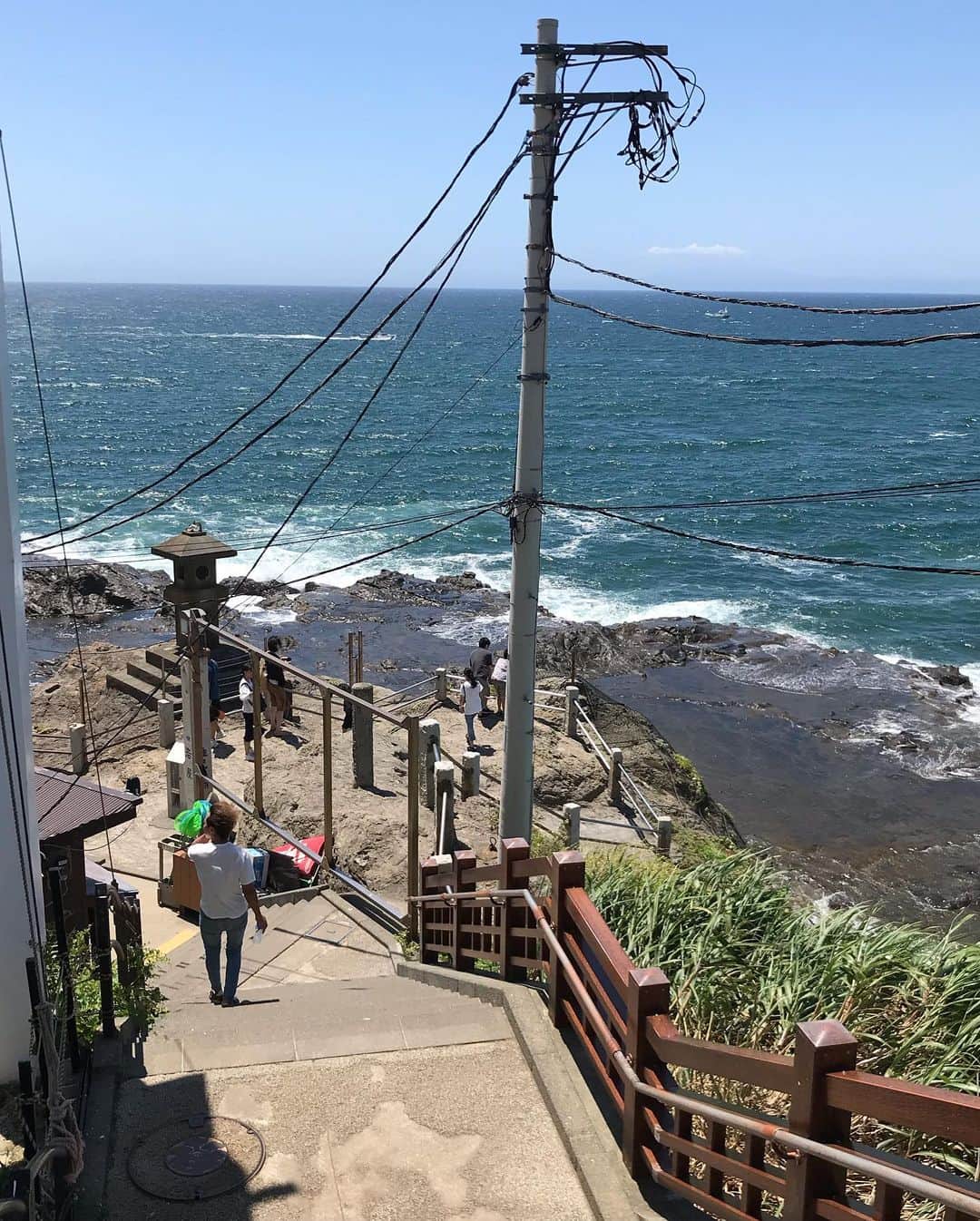 芦田桂子さんのインスタグラム写真 - (芦田桂子Instagram)「一色海岸での撮影が終わり 少し足を伸ばして一年ぶりに江島神社へ行ってきました⛩ ✴︎ 昨年のおみくじは『大吉』だったけど今年は『中吉』 ん〜。。。 今の私には中吉くらいが丁度いい！  良いお示しでした♡ ✴︎ 参拝したついでにまた更に進み江島の裏側へ🌊 歴史的な碑や塔のポイントが多くちょっぴり感動あり🥺階段下ったり登ったり...... 汗だくでしたが行って良かった！ ✴︎ 台風の影響なのでしょうか、海岸はかなり荒々しくシケてました。 これから台風被害が出ませぬように。。。 皆さま、良いお盆をお過ごしくださいね😊 ✴︎ #江ノ島神社 #江ノ島稚児ヶ淵  #中吉  #2019夏  #けいさんぽ」8月9日 22時41分 - keiko_ashida