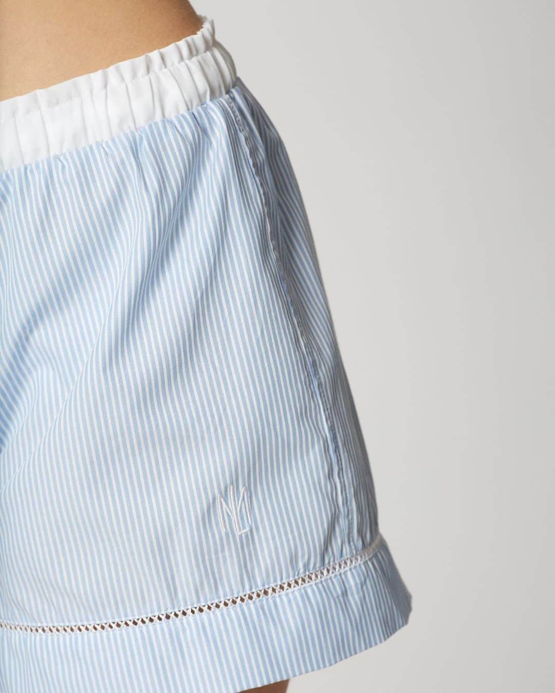 レジャビーのインスタグラム：「Elegance and total comfort by MAISONLEJABY —— Elégance et confort absolu signé MAISONLEJABY #maisonlejaby #pyjama #coton #homewear #short」