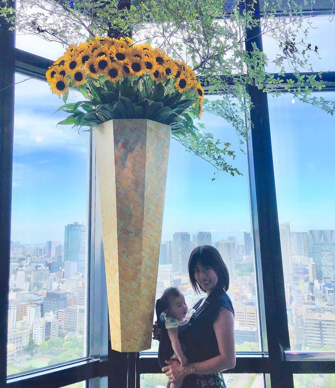 庄司ゆうこさんのインスタグラム写真 - (庄司ゆうこInstagram)「ママ友と子連れランチで豆腐屋うかい&東京タワーに行ってきたよ🤗 リニューアルオープンしていて、かなり高いところまで登れました^_^ ももちゃん抱っこ紐だとご機嫌でずっとキョロキョロしてました✨✨ ランチ中ずっとお昼寝タイムだったので帰りのタクシーもぐずらなかったよ🤗 #とうふ屋うかい#東京タワー#子連れランチ#ママ友#もうすぐ#生後4ヶ月#ももちゃんです🤗#赤ちゃんのいる暮らし」8月9日 22時37分 - yuko.shoji