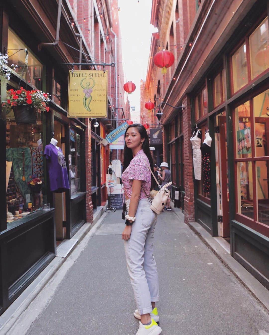 Kim Chiuさんのインスタグラム写真 - (Kim ChiuInstagram)「“Doing what you want is freedom, Liking what you do is Happiness.” ❤️. . first time to see the beauty of Victoria! 🇨🇦this place is so cute and lovely!! worth the trip😍 . . 📸 @alfa1charlie . #ootdksyc #chiurista」8月9日 22時38分 - chinitaprincess