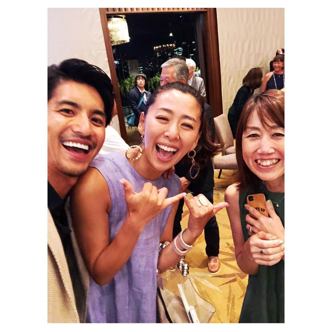 幸太さんのインスタグラム写真 - (幸太Instagram)「Congrats for 15th anniversary  @massa_nakagawa @massaartists  昨夜の素敵過ぎたパーティー🎉  サーファーであり、日本を代表するフラワーアーティスト💐であるマッサさんのteam #massaartists の創立15周年パーティーが、パレスホテルで行われました  数年前にとある撮影で会った時、マッサさんがイカつくて最初話しかけられ無かったんですが（笑）  話してみたら、俺の大好きなアーティストMISIAなどのステージを手掛けてたり、波乗りもしてて繋がりも多くて、 、、 あっという間に仲良くなれて🤗  それから色んな場面で面倒をみてくれる尊敬するアニキのひとりなんです🙏  マッサさんのアーティストとしての妥協なき拘りや人柄などに、沢山の個性溢れる素敵な人達がパレスホテルに集合した夜  なんだか一夜限りのパワースポットに来た感じでした💪  #massanakagawa #palacehoteltokyo #flowerarttist #15thaniversary #fashion #model #happy #マッサアーティスト #15周年パーティー #フラワーアーティスト #パレスホテル東京 #サーファー #モデル #海は人を繋ぐ」8月9日 22時39分 - kotawave