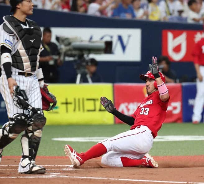 地方民のカープ女子のインスタグラム：「・ 昨日もまったく同じシーン見たような🤔 ・ 菊さん、誠也くんコンビ最強️💪✨ ・ #菊池涼介#鈴木誠也 #広島東洋カープ#広島カープ#carp#カープ」