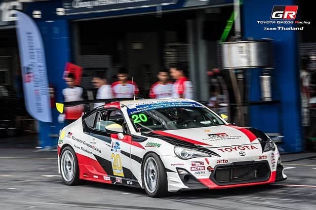 Toyota team thailandさんのインスタグラム写真 - (Toyota team thailandInstagram)「TOYOTA Gazoo Racing team Thailand x RAAT Thailand Endurance Championship International 2019 Round 2: 9-10 August @BRIC วิ่งกันยาวๆ 6 ชั่วโมงครับ ผล Qualify:  TOYOTA 86: Touring Car อันดับ 1 No.19: Arto // MadCow // Naoki Kawamura อันดับ 2 No.20: Man // Ton // X TOYOTA Vios OMR:  อันดับ 2 No.37: Kentaro Tsuchitori // NatChang // Ohm #TeamWork #TOYOTAteamThailand #CheerThai #ThaiPride #ไม่เชียร์ไทยแล้วจะเชียร์ใคร #แข่งรถ #นักแข่ง #ทีมคนไทย #Car #RaceCar #Racing #SuperCar #TOYOTA86 #Buriram」8月9日 22時45分 - toyotagazooracingteamthailand