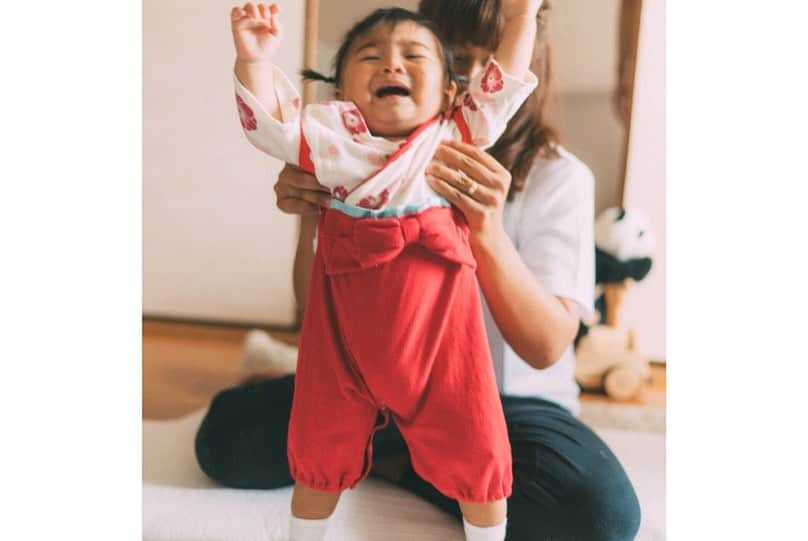 クロさんのインスタグラム写真 - (クロInstagram)「選び取りカードや お色直しをして一升餅を背負ったり 色々とやってみたけれど お昼寝のタイミングとうまく合わずに、あまりご機嫌がよろしくない娘なのでした〜👶🏼 大きかった袴ロンパースがちょうどよくなってる😢. photo by @sass_sir . . #誕生日 #1歳 #あれから1年 #お家パーティ #家族ごと #ちびクロdiary #ホームパーティ #homeparty」8月9日 22時46分 - kuro_risa