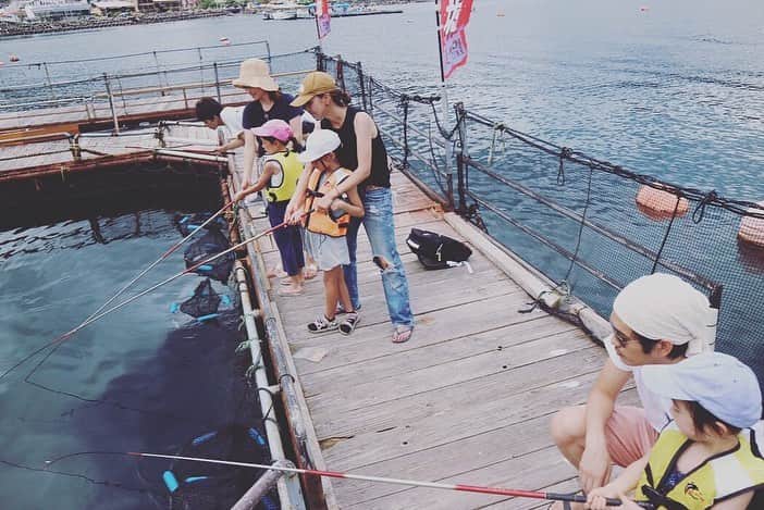 伊藤裕子さんのインスタグラム写真 - (伊藤裕子Instagram)「お友達ファミリーと伊豆旅行。 まずはやりたかった釣り🐟始めは怖がってた子供達も、しっかり2時間集中して釣ってた！！おかげで、大漁〜〜！！ タイ6匹、アジ5匹！！ その場で調理して貰って、自分で釣った魚を味わえました。残ったタイ2匹は持ち帰って、アクアパッツァと、タイの塩焼きに！ほぼあやちゃんがやってくれたけど、笑 めっちゃめちゃ美味しく出来た！身がふっくら！！ #夏休み #伊豆 #釣り #アクアパッツァ #美味し過ぎた #酒がすすむ #最後はリゾットで」8月9日 22時48分 - yukoito_official