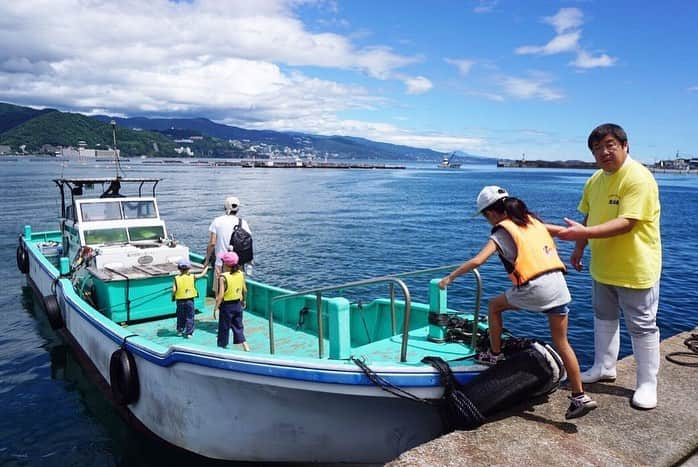 伊藤裕子のインスタグラム：「お友達ファミリーと伊豆旅行。 まずはやりたかった釣り🐟始めは怖がってた子供達も、しっかり2時間集中して釣ってた！！おかげで、大漁〜〜！！ タイ6匹、アジ5匹！！ その場で調理して貰って、自分で釣った魚を味わえました。残ったタイ2匹は持ち帰って、アクアパッツァと、タイの塩焼きに！ほぼあやちゃんがやってくれたけど、笑 めっちゃめちゃ美味しく出来た！身がふっくら！！ #夏休み #伊豆 #釣り #アクアパッツァ #美味し過ぎた #酒がすすむ #最後はリゾットで」