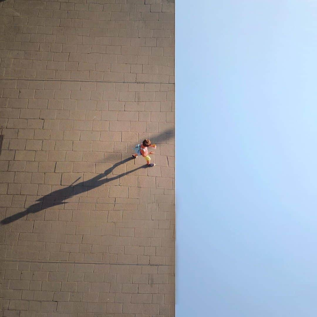 ライカさんのインスタグラム写真 - (ライカInstagram)「When all you can focus on is where to find the next ice cream. This characteristic childhood moment was captured by French photographer @romdilon in Marseille, France with his Leica Q. To find out more about the Leica Q, click the bio link.  #🔴📷 #LeicaQ #leica #leicacamera #leicaphotography #leicaphoto #leica_world #leica_club #leicasociety #professionalphotography #marseille #france #streetphotography #swimmer #travelphotography #icecream #summermemories」8月9日 23時00分 - leica_camera