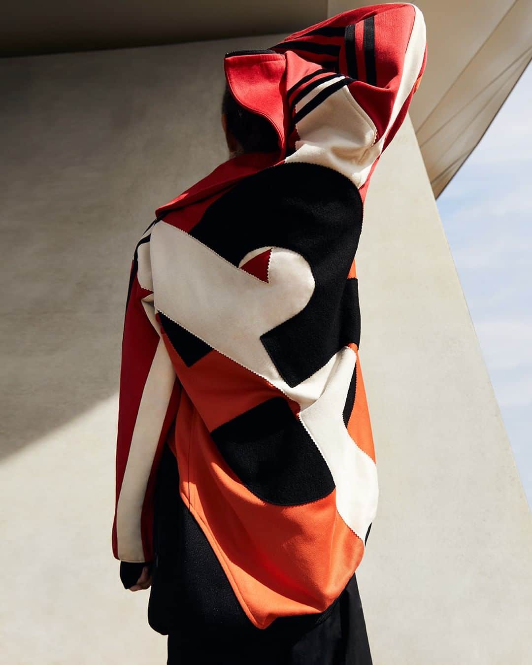 ワイスリーのインスタグラム：「Y-3 Oversized Graphic Track Top. Y-3 Fall Winter 2019. --- #adidas #Y3 #YohjiYamamoto  Discover the collection at Y-3.com」