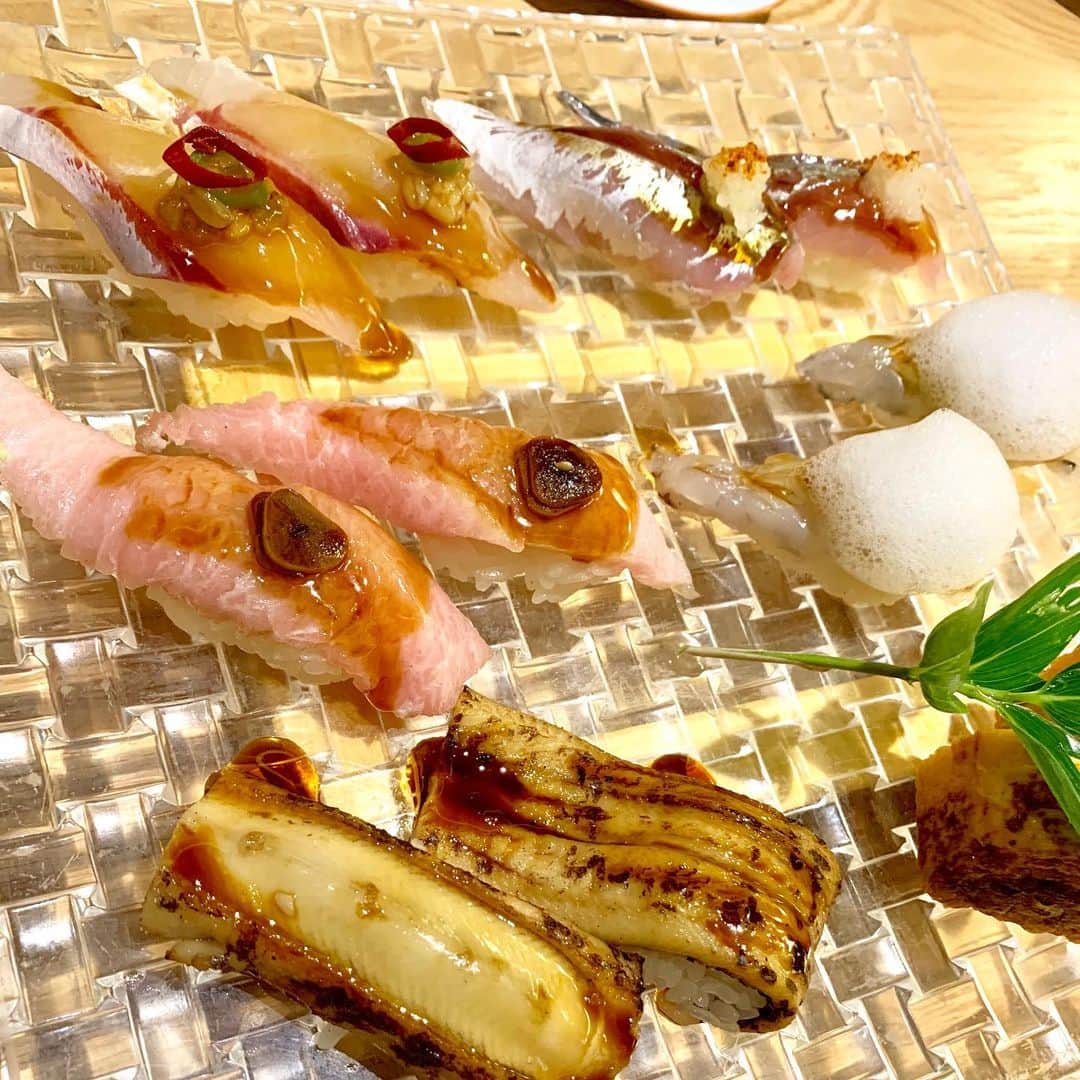 福井晶一さんのインスタグラム写真 - (福井晶一Instagram)「今日はコレで乾杯🥂 ご馳走さまでした！  因みに衣装さんに確認したら「福井さんは全然太ってませんよ」と言われたのでまだ大丈夫です😊  #レミゼ飯 #たつみ寿司総本店  #ウニいくら #まだ太ってません」8月9日 22時59分 - shoichi.fukui