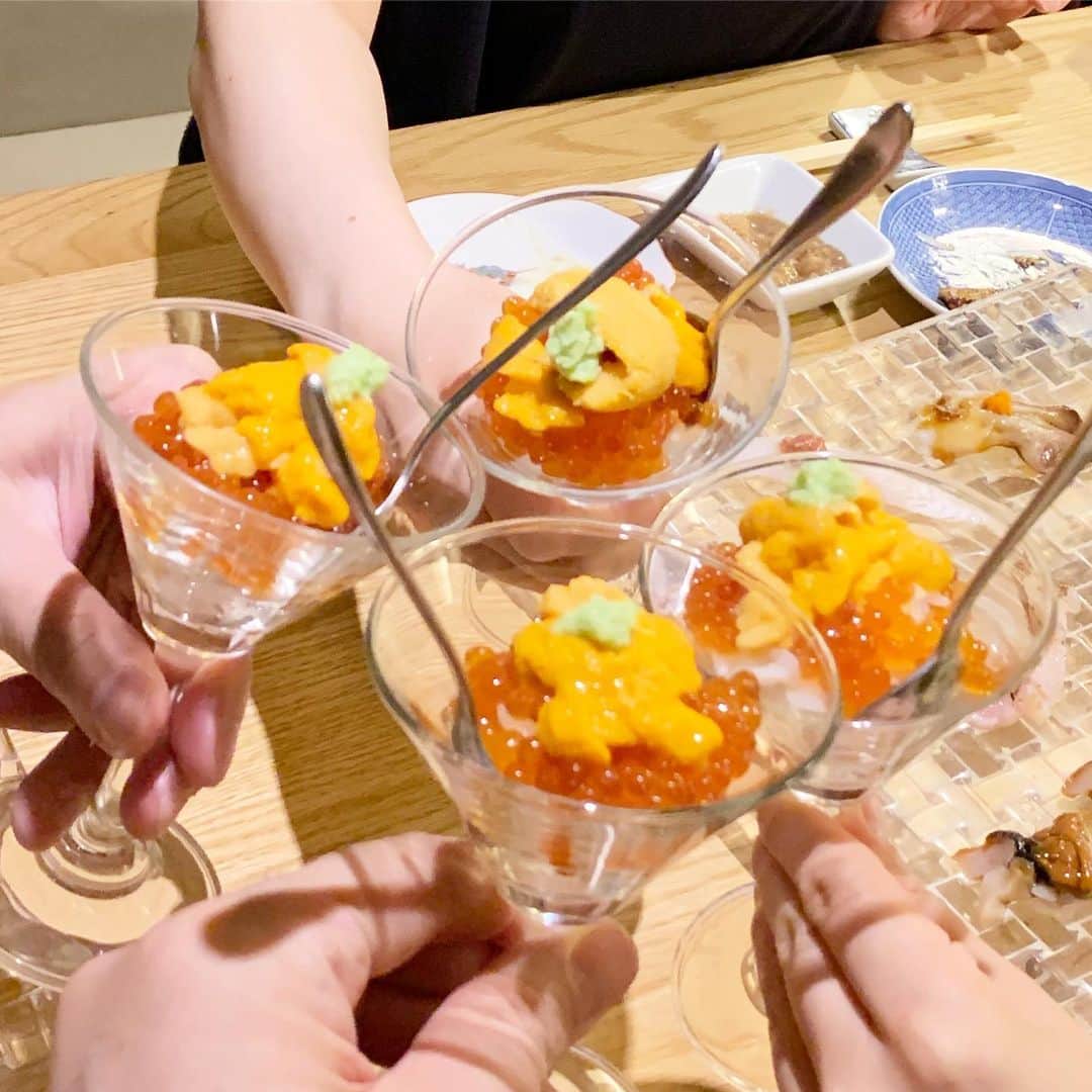 福井晶一さんのインスタグラム写真 - (福井晶一Instagram)「今日はコレで乾杯🥂 ご馳走さまでした！  因みに衣装さんに確認したら「福井さんは全然太ってませんよ」と言われたのでまだ大丈夫です😊  #レミゼ飯 #たつみ寿司総本店  #ウニいくら #まだ太ってません」8月9日 22時59分 - shoichi.fukui