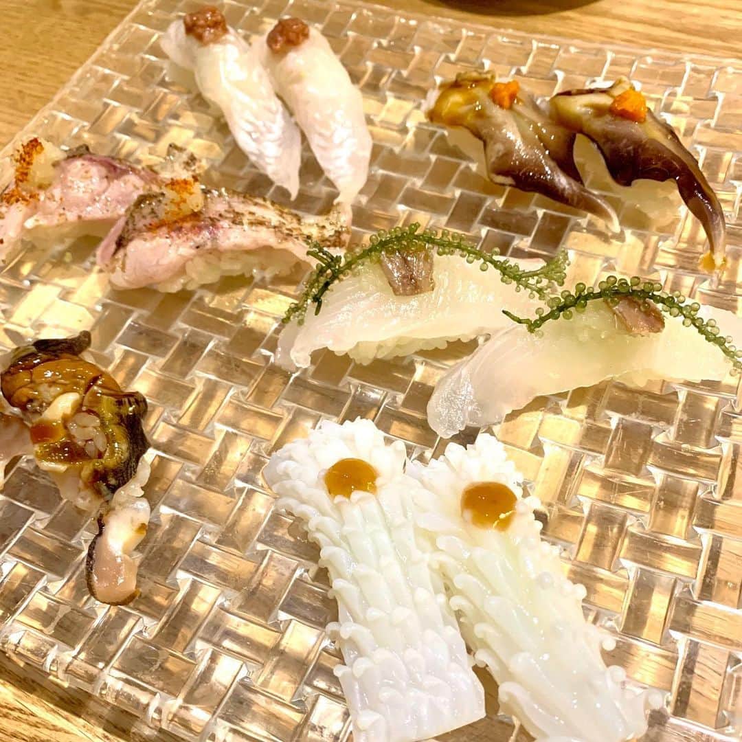 福井晶一さんのインスタグラム写真 - (福井晶一Instagram)「今日はコレで乾杯🥂 ご馳走さまでした！  因みに衣装さんに確認したら「福井さんは全然太ってませんよ」と言われたのでまだ大丈夫です😊  #レミゼ飯 #たつみ寿司総本店  #ウニいくら #まだ太ってません」8月9日 22時59分 - shoichi.fukui